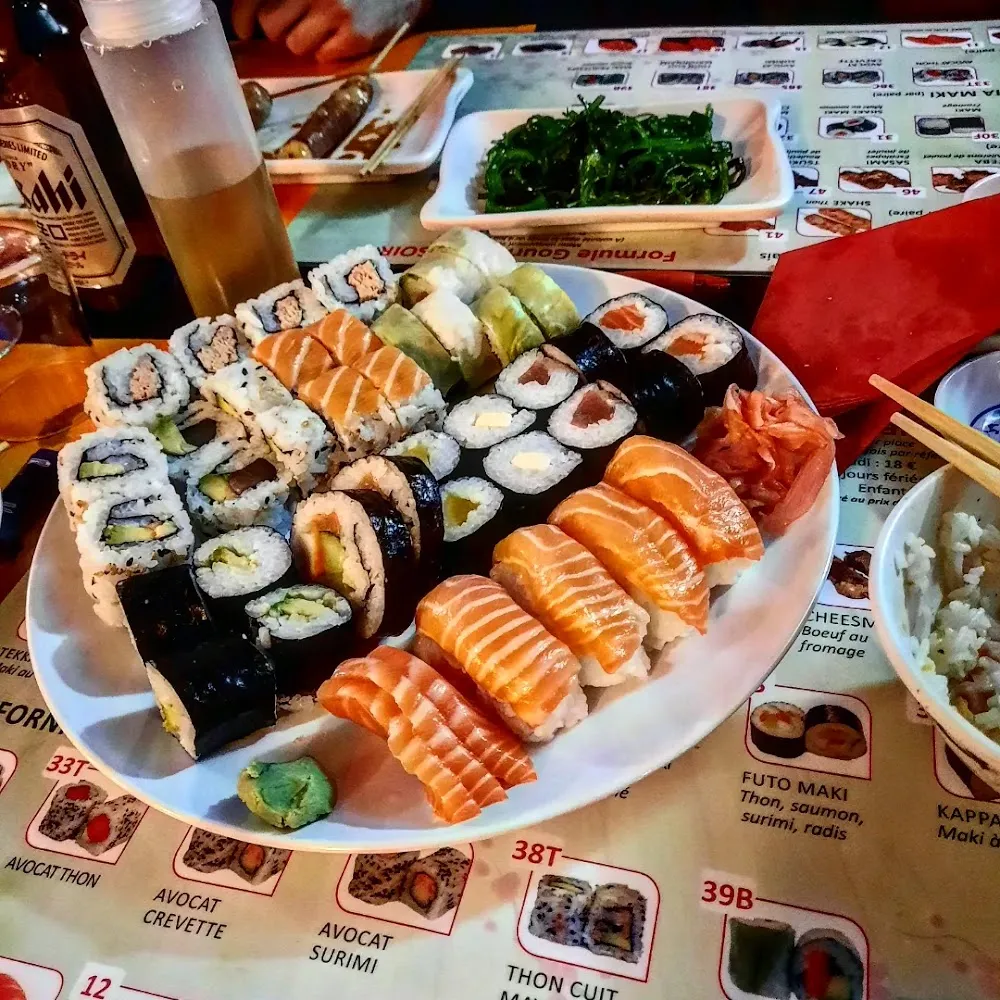 Assortiment Sushis Makis Sashimis Et Brochettes